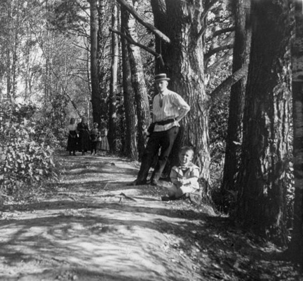 На прогулке, 1910-е