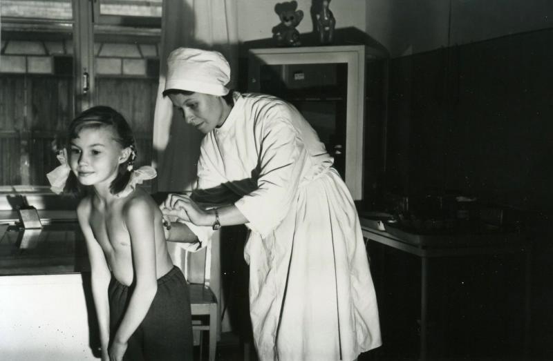 Девочка и медсестра в медицинском кабинете, 1955 - 1965