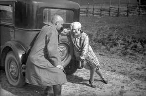 Лиля Брик и Александр Родченко около автомобиля, 1929 год, г. Тверь. Из серии «Поездка в Ленинград на автомобиле "Рено" Маяковского».Выставка&nbsp;«Разговоры, разговоры...», видео «ЛЮБ» с этой фотографией.