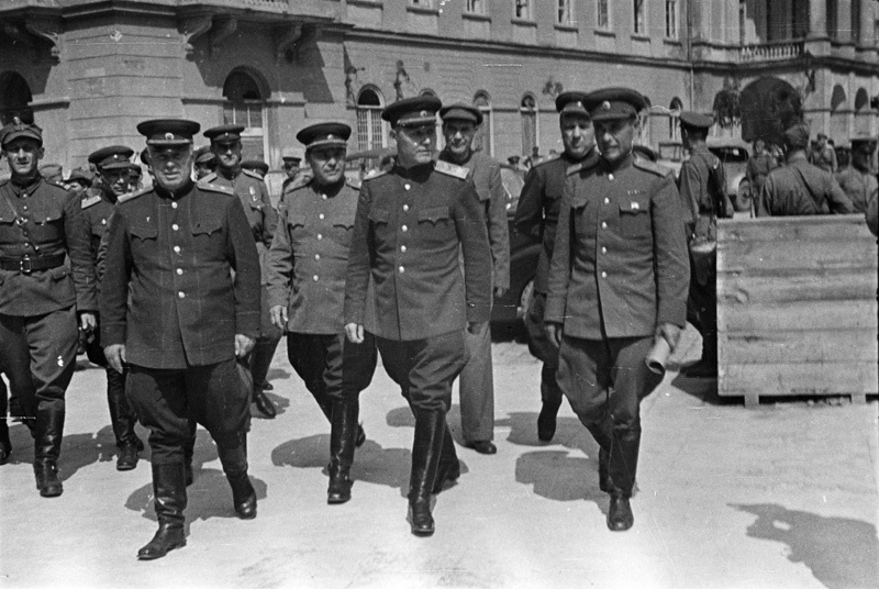 Командующий состав 1-го Украинского фронта, 28 - 30 июля 1944, Украинская ССР, г. Львов. Завершение Львовско-Сандомирской операции.&nbsp;Слева – генерал дивизии Войска Польского Мариан Спыхальский. Среди военных: 1-й секретарь ЦК КП Украины Никита Сергеевич Хрущев, командующий 1-м Украинским фронтом маршал Советского Союза Иван Степанович Конев, начальник Политуправления 1-го Украинского фронта генерал-лейтенант Сергей Савельевич Шатилов, председатель Президиума Верховного Совета УССР Михаил Сергеевич Гречуха, 1-й секретарь Львовского обкома и горкома КП(б) Украины генерал-майор Иван Самойлович Грушецкий.