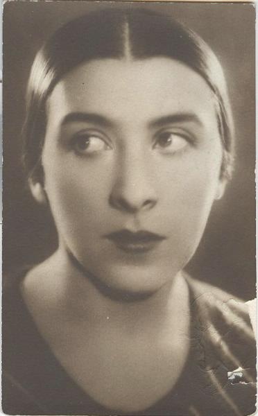 Портрет молодой женщины с гладкой прической, 1925 - 1929