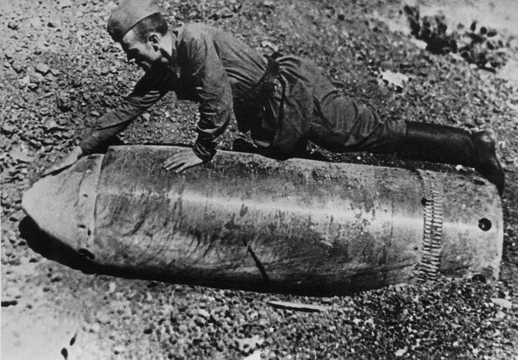 Неразорвавшийся снаряд, июнь 1942, Крымская АССР, г. Севастополь. Выставка «Человек на войне» с этой фотографией.