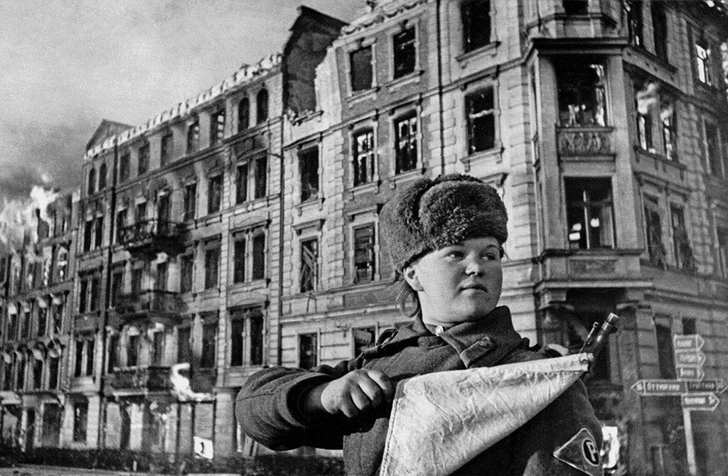 Регулировщица. «Это уже Германия...», 10 февраля 1945 - 4 апреля 1945, Германия, г. Берлин. Выставка «Великая Отечественная. Путь к Победе» с этой фотографией.&nbsp;