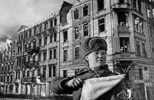 Регулировщица. «Это уже Германия...», апрель 1945, Германия, г. Берлин. Выставка «Великая Отечественная. Путь к Победе» с этой фотографией.&nbsp;