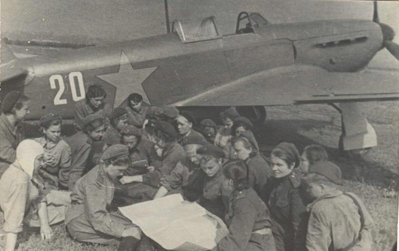 Комсомольское собрание у самолета Як-1, 1943 год