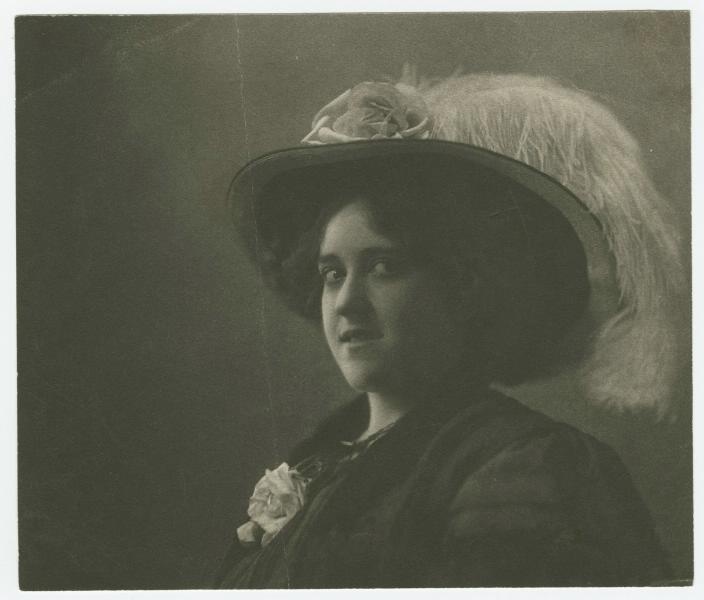 Девушка в шляпе с пером, 1920-е