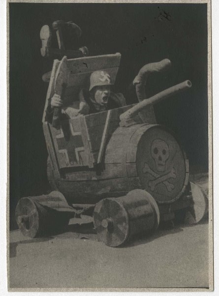 Клоун Карандаш, 1942 - 1943, г. Москва. Заслуженный артист РСФСР Михаил Румянцев (клоун Карандаш) в политпрологе.