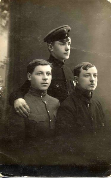 Портрет красноармейца П. А. Короткова с двумя братьями, 1919 год, Литовско-Белорусская ССР (Литбел), Минская губ., г. Бобруйск