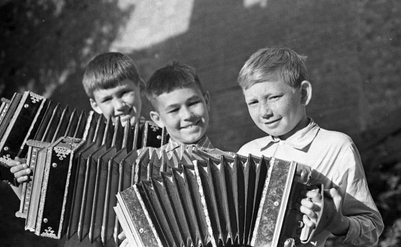 Мальчики с гармошками, 1970-е. Выставка «15 лучших фотографий Юрия Садовникова» с этим снимком.