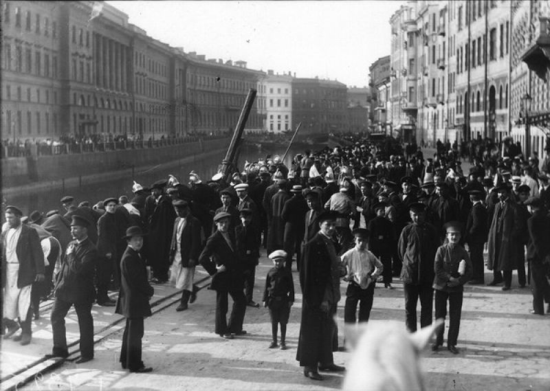 Поднятие автомобиля, упавшего в Мойку. Народ на набережной, 1916 год, г. Петроград