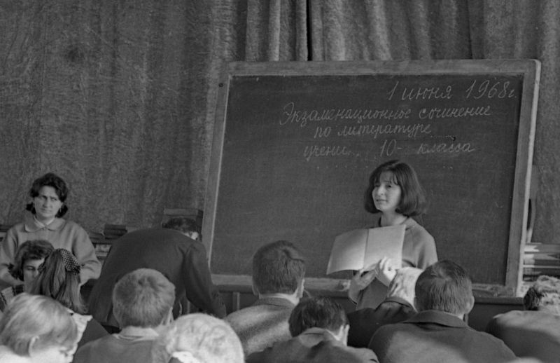 Калининградские фотографии разных лет. Выпускной экзамен по литературе, 1 июня 1968, г. Калининград