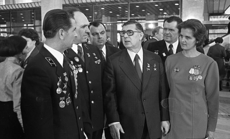 Писатель Александр Чаковский среди делегатов XXV съезда КПСС, 1976 год, г. Москва