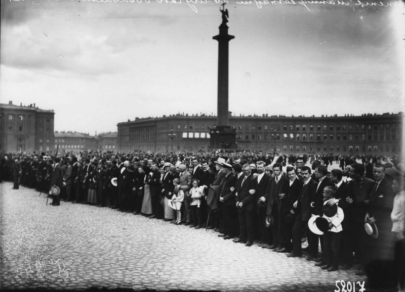 Манифестанты смотрят на проходящие колонны мобилизованных в армию после провозглашения манифеста о вступлении России в войну, 20 июля 1914