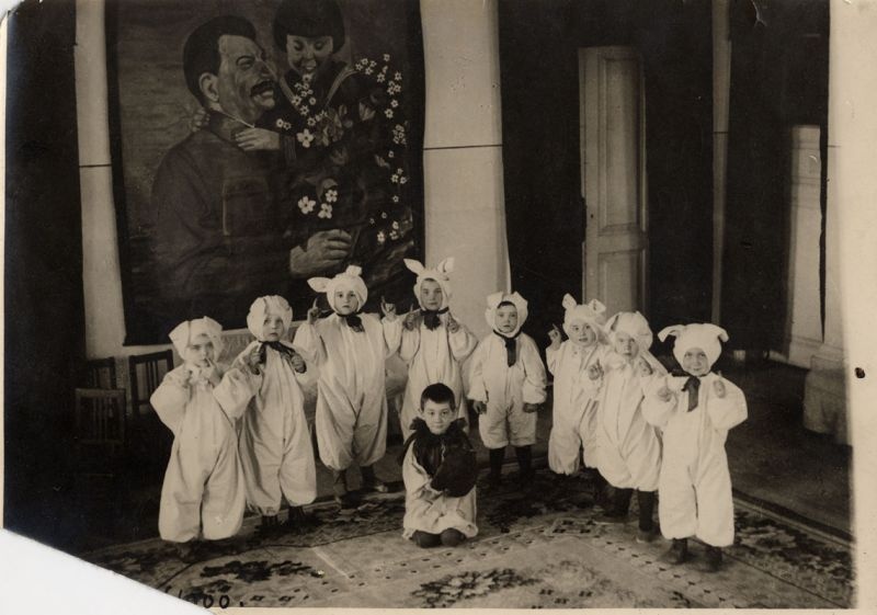 Дети работниц комбината «Красный луч» в яслях, 1930 год, Нижегородский край, г. Муром. Выставка «Самые дорогие и любимые» с этой фотографией.&nbsp;