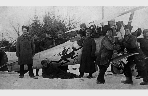 Бойцы 13-го Казанского авиаотряда Красной армии у самолета, 1920 год, г. Москва