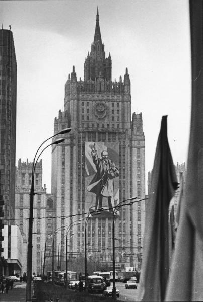 Смоленская площадь, 7 ноября 1977, г. Москва. Здание МИДа.