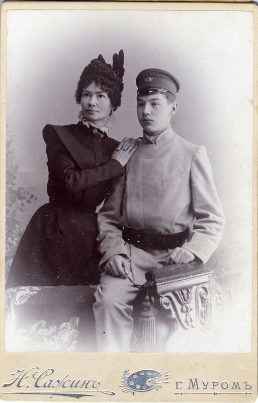 Семейный портрет. Мать с сыном-гимназистом, 1910-е, Владимирская губ., г. Муром. Выставка «Ой, мамочки!» с этой фотографией.