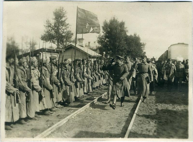 Лев Троцкий обходит войска, 1919 год