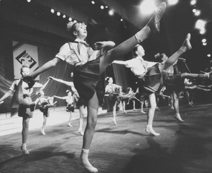 «Варьете для обкома», 1985 год, Коми АССР, г. Сыктывкар. Выставки&nbsp;«Будь готов!», «СССР в 1985 году»&nbsp;и видео «Пионеры» с этой фотографией.