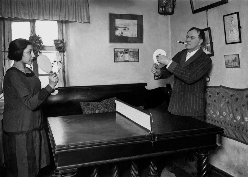 Артист Василий Качалов играет в пинг-понг с женой Ниной Литовцевой, 1928 год. Выставка&nbsp;«Квартирный вопрос», видео&nbsp;«Василий Качалов» с этой фотографией.