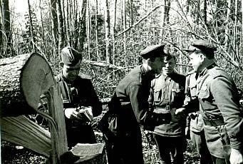 «Западный фронт. Перед боем. Начальник политотдела дивизии майор тов. Гиценко вручает партбилет бойцу», май - октябрь 1943