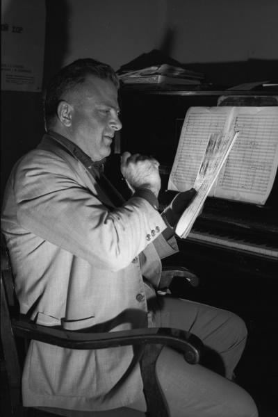 Композитор Давид Торадзе, 1950-е, Грузинская ССР, Тбилиси. Композитор Давид Александрович Торадзе (1922-1983) сидит в кресле у пианино.