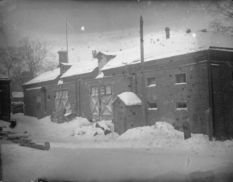 Кирпичный гараж в заснеженном дворе дома № 4 по Каланчевской улице, 1930-е, г. Москва. Из архива семьи Раутенштейнов.