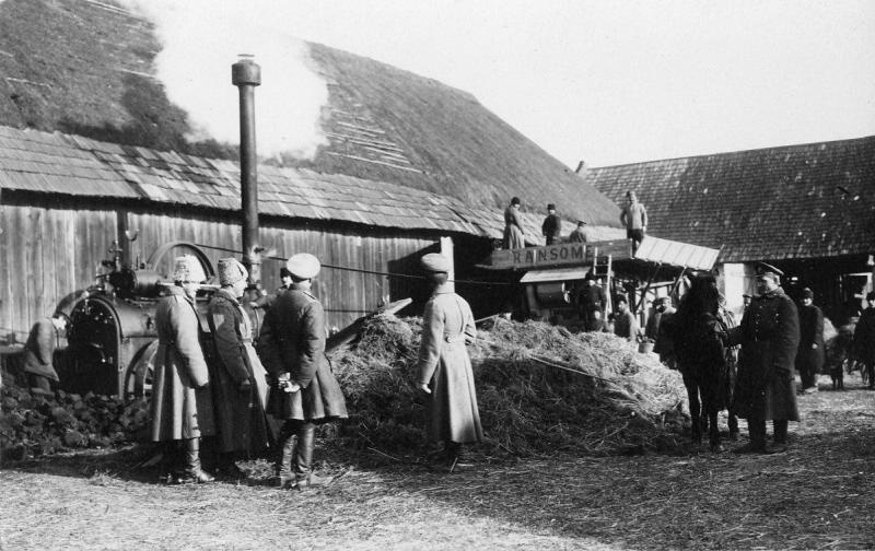 Молотьба вблизи позиций в фольварке, 1915 год