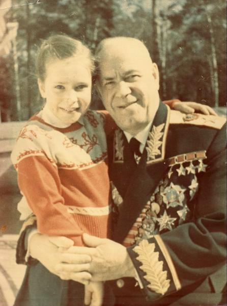 Георгий Жуков с младшей дочерью Марией, 1966 год, г. Москва. Выставка «Отцы и дети» с этой фотографией.