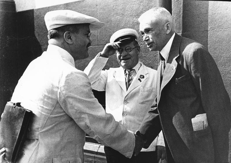Депутаты Верховного Совета СССР Вячеслав Молотов, Николай Бурденко и Александр Богомолец. Встреча в Кремле, 1938 год, г. Москва. Видеовыставка «Вячеслав Молотов. Второй после Сталина» с этой фотографией.