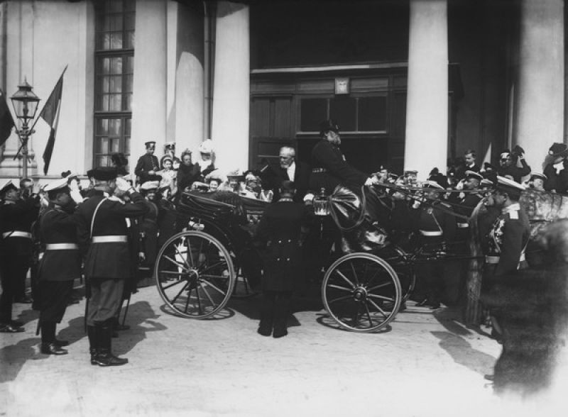 Президент Франции Эмиль Лубе и сопровождающие его лица отъезжают от Троице-Петровского собора, 7 - 9 мая 1902, г. Санкт-Петербург