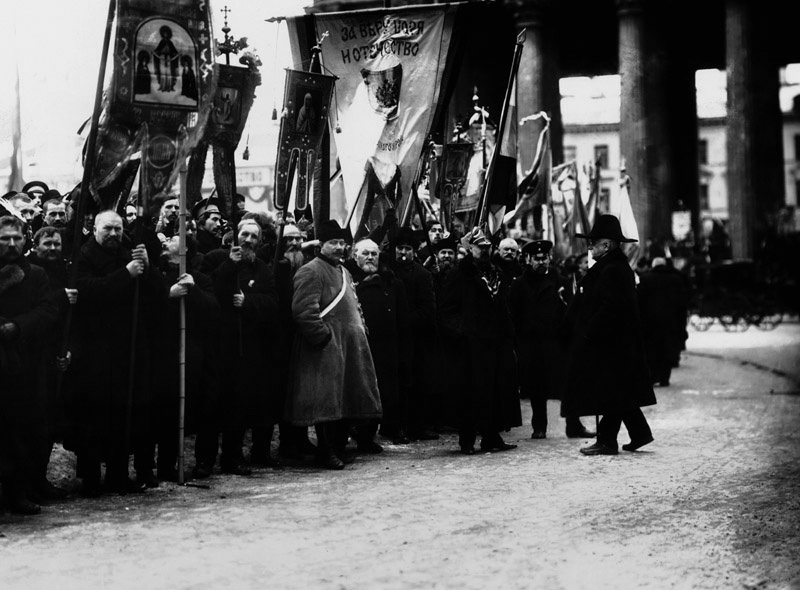 Группа руководителей и членов «Союза русского народа» со знаменами и хоругвями у Казанского собора, 1913 год, г. Санкт-Петербург