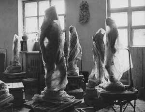 В мастерской архитектурно-декоративной пластики, январь 1969, г. Москва. Из серии «МВХПУ, бывшее Строгановское училище».