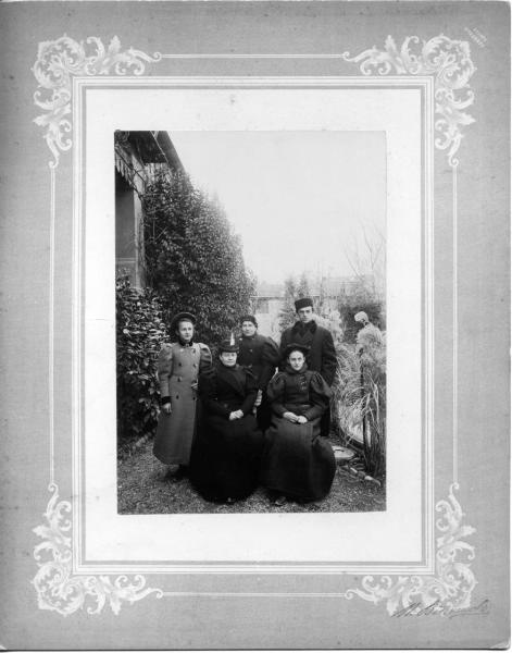 Перед домом, 1900-е