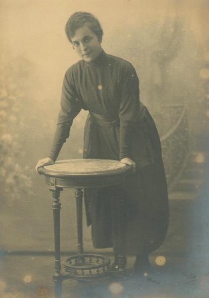 Женщина у круглого столика, 1910-е