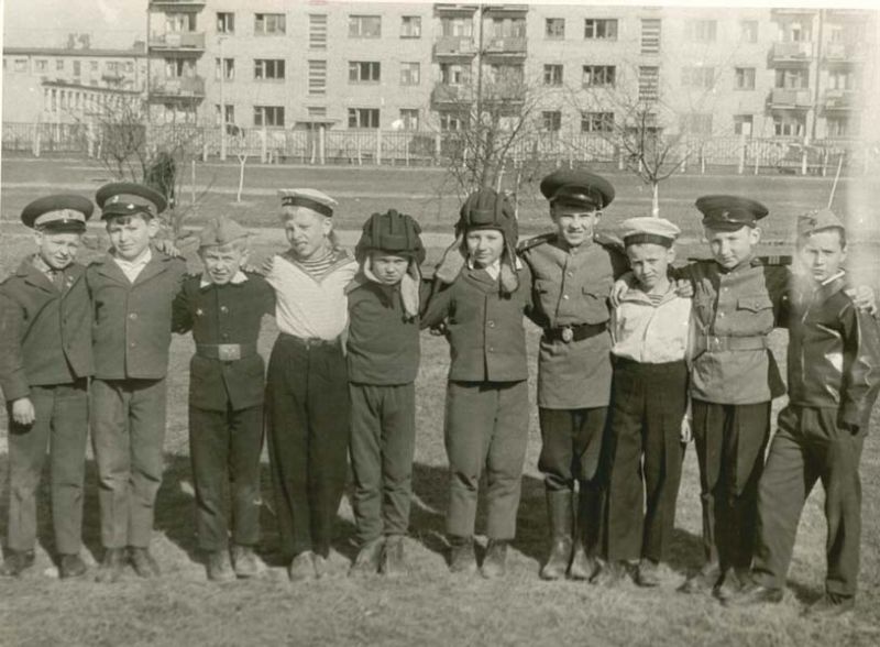Участники парада – ученики школы № 15, 1967 год, г. Череповец. Выставка «Советские дети» с этой фотографией.