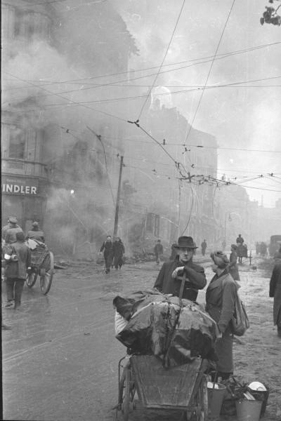 Мирные жители на улице Берлина, 1945 год, Германия, г. Берлин. Видео «Георгий Петрусов» с этой фотографией.
