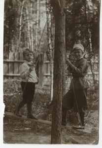 Борис Перес с товарищем на качелях, 1904 - 1905, Московская губ.. Борис Антонович Перес (1898–1921) — сын народника Антона Ивановича Переса, в будущем — студент Петровской сельскохозяйственной академии.Выставка «На качелях» с этой фотографией.