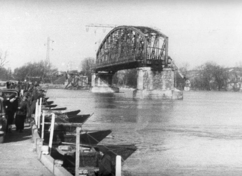 Из Пешта в Буду. Понтонная переправа через Дунай, февраль 1945, Венгрия, г. Будапешт. Мост через Дунай в Будапеште, существовавший с 1945 по 1960 год и соединявший площадь Баттяни в Буде с площадью Лайоша Кошута  в Пеште.