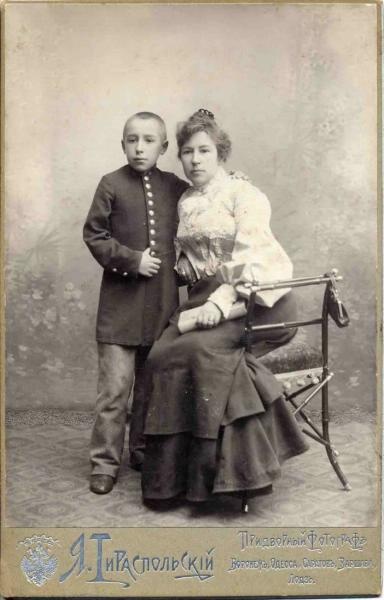 Портрет матери с сыном-гимназистом, 1910-е