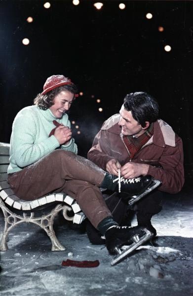На катке, 1950-е. Выставка «Зима в объективе Всеволода Тарасевича» и&nbsp;видео «Про любовь», «Зима» с этой фотографией.