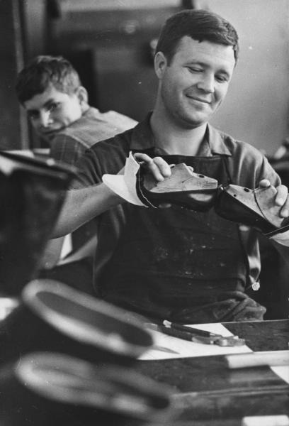 В обувном цехе, 1962 год. Видео «Настоящее счастье Нины Свиридовой и Дмитрия Воздвиженского» с этой фотографией.&nbsp;