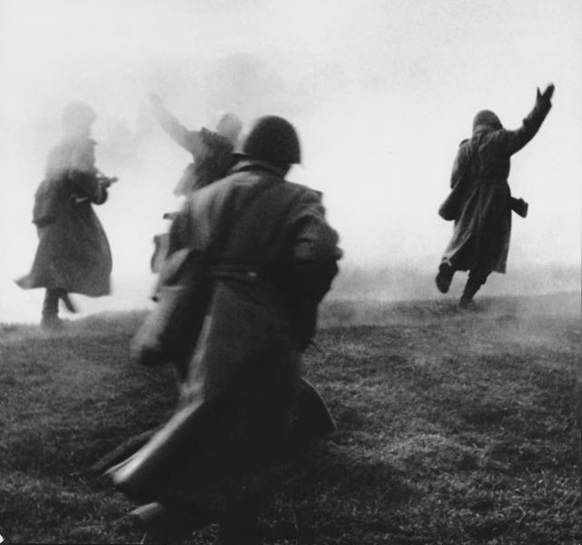 «Вперед!», 1942 год. Выставка «Великая Отечественная. Путь к Победе», видео «Дмитрий Бальтерманц» с этим снимком.