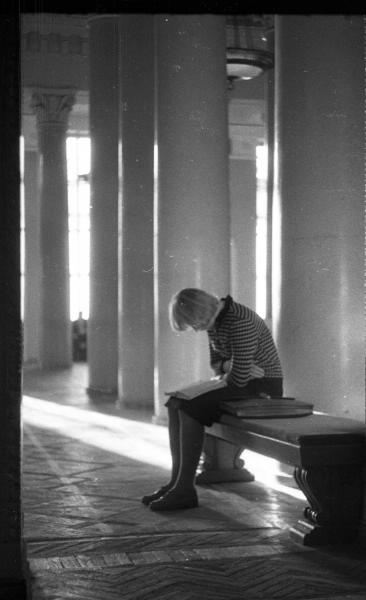 Студентка на скамье, 1963 - 1964, г. Москва