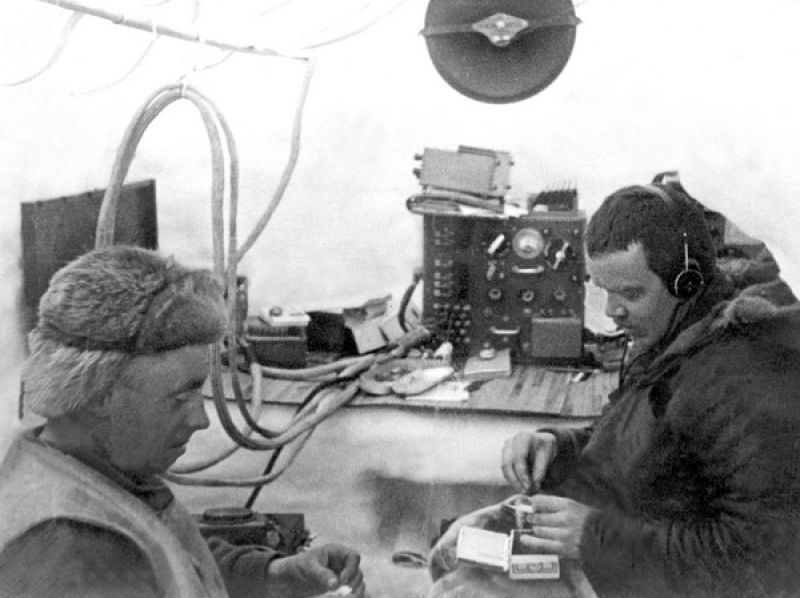 И.Д.Папанин (слева) и Э.Т.Кренкель в радиопалатке, 1937 год