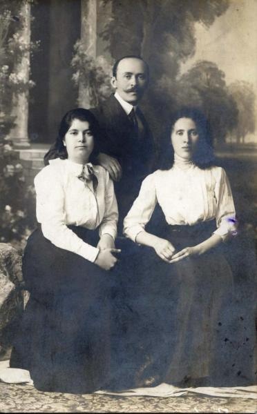 Портрет мужчины и двух женщин, 1908 - 1916, Херсонская губ., г. Одесса