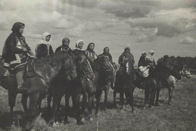 Отряд Ворошиловских всадниц в национальных костюмах, 1930-е, Дагестанская АССР
