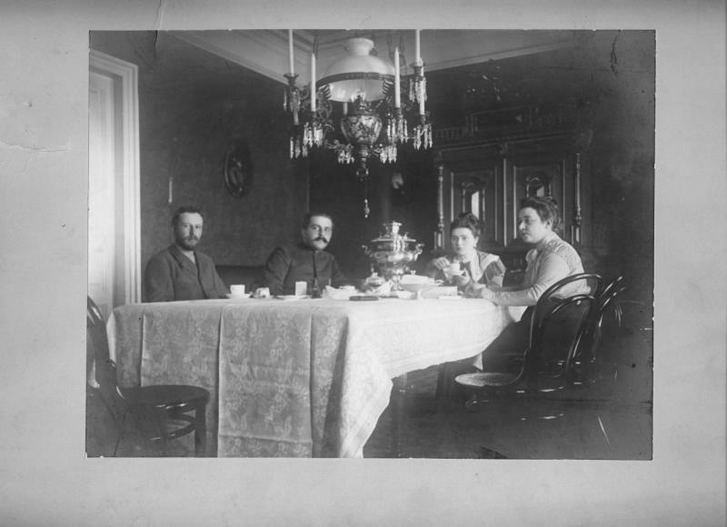 За обеденным столом, 1910-е
