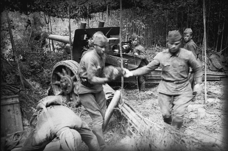 Артиллеристы, подносящие снаряды к орудию, 1941 год, Московская обл.