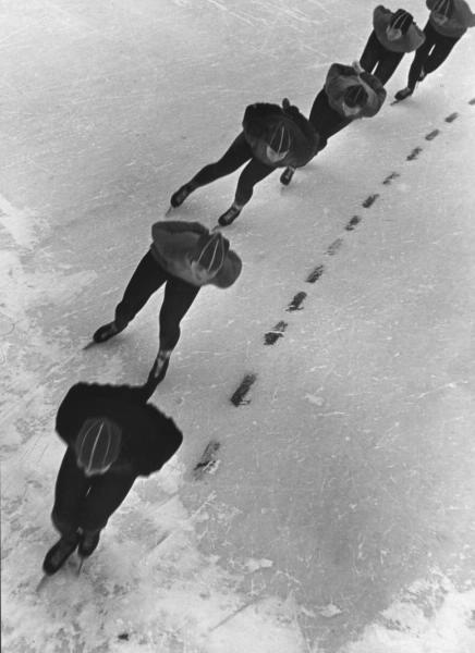 На вираже, 1957 год, Башкирская АССР, г. Уфа. Выставки&nbsp;«На коньках»&nbsp;и «Россия целиком» с этой фотографией. 